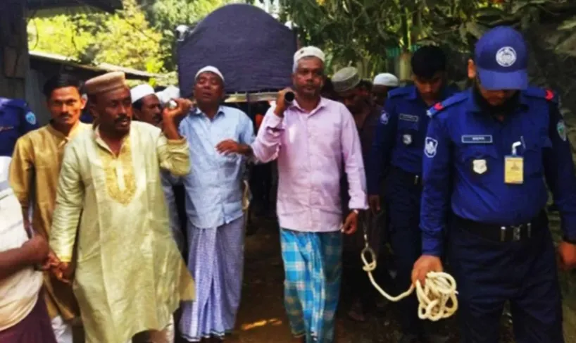 হাতকড়া পরেই মায়ের জানাজায় দুই ভাই